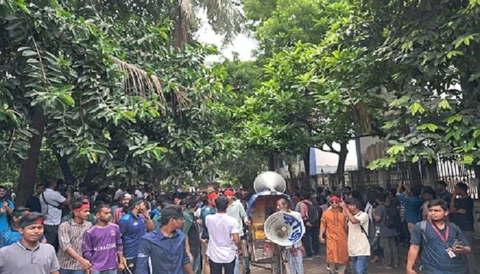 কোটা বাতিলের দাবিতে ঢাবি থেকে মিছিল শুরু