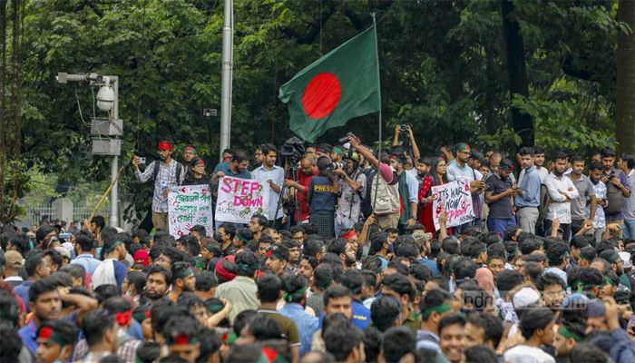 অন্তর্বর্তীকালীন সরকারের উপদেষ্টা হচ্ছেন যারা