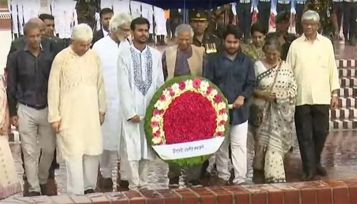 জাতীয় স্মৃতিসৌধে শ্রদ্ধা জানালেন প্রধান উপদেষ্টা