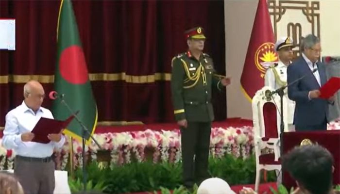উপদেষ্টা হিসেবে শপথ নিলেন ফারুক-ই-আজম