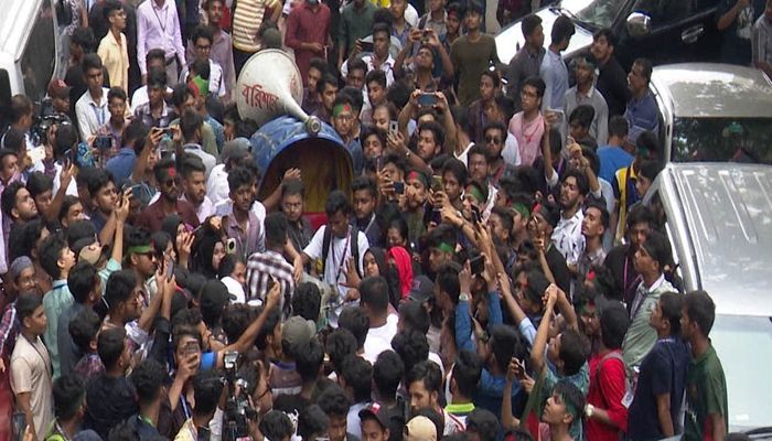 ‘ভবিষ্যত জানি না, কিন্তু আমরা পরীক্ষা দিবো না’