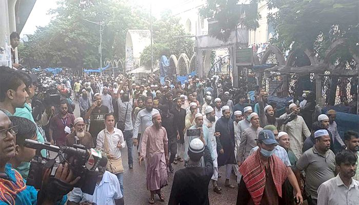 বায়তুল মোকাররম থেকে গণমিছিল শাহবাগের পথে 