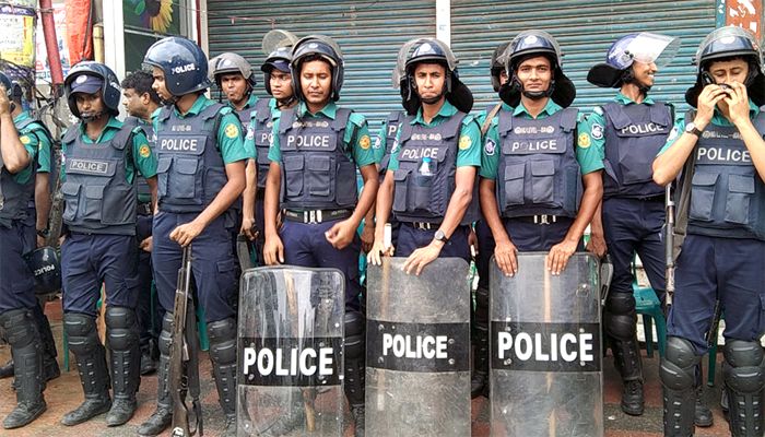 রাজধানীতে বিপুল সংখ্যাক  পুলিশ মোতায়েন, প্রস্তত সাঁজোয়া যান 