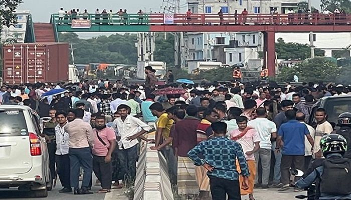 ঢাকা-টাঙ্গাইল মহাসড়ক অবরোধ করে শ্রমিকদের বিক্ষোভ