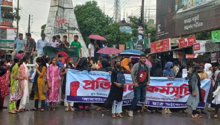 বৃষ্টিতে ভিজে সড়ক অবরোধ করে আন্দোলনে শিক্ষার্থীরা
