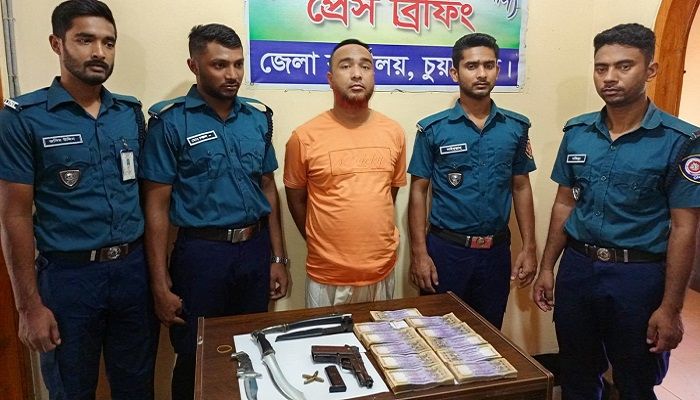 চুয়াডাঙ্গায় অস্ত্র ও টাকাসহ মাদক ব্যবসায়ী আটক