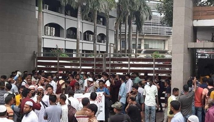 চাকরি বহালের দাবিতে পুলিশ সদস্যদের বিক্ষোভ, অবরুদ্ধ আইজিপি
