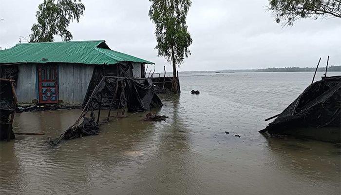 মহেশখালীতে নিম্নাঞ্চল প্লাবিত, চিংড়ি ঘেরে কোটি টাকার ক্ষতি 