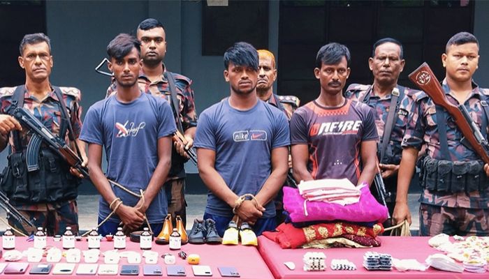 ঝিনাইদহ সীমান্তে ৭ কোটি টাকার ভারতীয় মালামালসহ আটক ৩ চোরাকারবারি