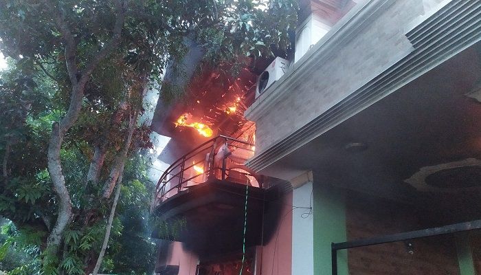 নড়াইলে পুড়ছে মাশরাফির বাড়ি