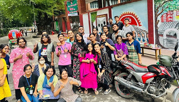 দেয়ালে দেয়ালে গ্রাফিতি আঁকছেন শিক্ষার্থীরা