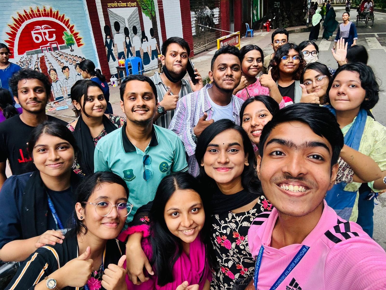 দেয়ালে দেয়ালে গ্রাফিতি আঁকছেন শিক্ষার্থীরা