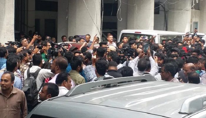 এবার সচিবালয়ে ঢুকে এইচএসসি পরীক্ষার্থীদের বিক্ষোভ