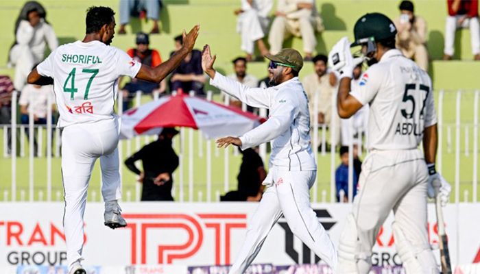 চতুর্থ দিন শেষে ৯৪ রানে এগিয়ে বাংলাদেশ 