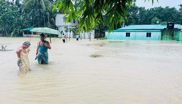 বন্যা দুর্গত এলাকায় খাবার ও বিশুদ্ধ পানির সংকট 