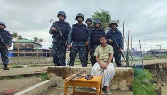 সাম্প্রতিক দেশকালে সংবাদ প্রকাশের পর আ.লীগ নেতা অস্ত্রসহ গ্রেপ্তার