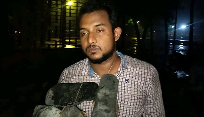 জুতার মালা পরিয়ে ঢাবির হল ছাত্রলীগ নেতাকে পুলিশে সোপর্দ