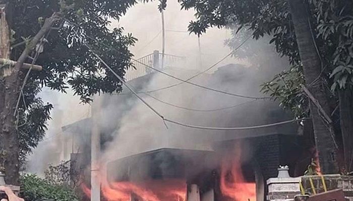 ধানমন্ডি ৩২ নম্বরের বাড়িতে অগ্নিসংযোগ