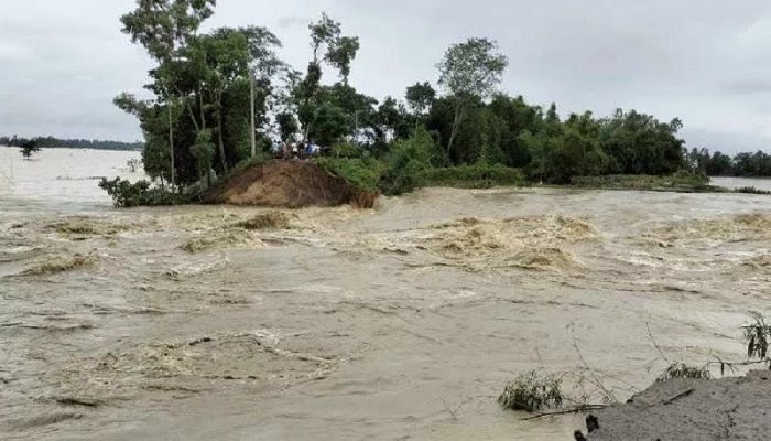 কক্সবাজারে কয়েক লাখ মানুষ পানিবন্দি, দুজন নিহত