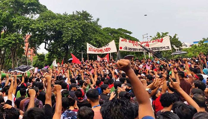 নতুন কর্মসূচি দিয়ে শহীদ মিনার প্রাঙ্গণ ছাড়লেন শিক্ষার্থী-জনতা