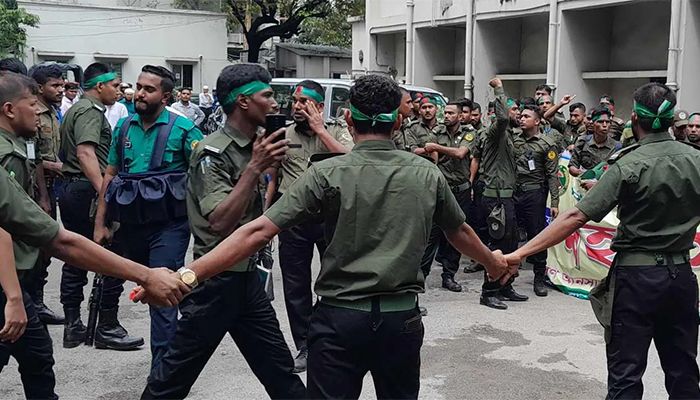 সচিবালয়ে ঢুকে পড়েছেন আনসাররা