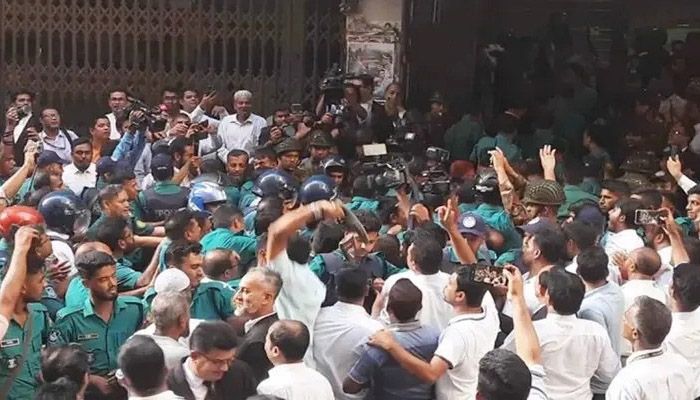 জুতা-ডিম থেকে নিস্তার পেলেন না ইনুও