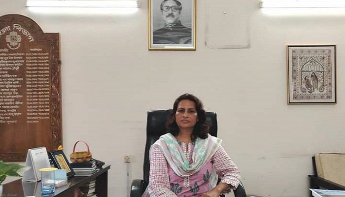 প্রধানমন্ত্রীর ছবি নামিয়ে ফেললেন জাবি শিক্ষিকা
