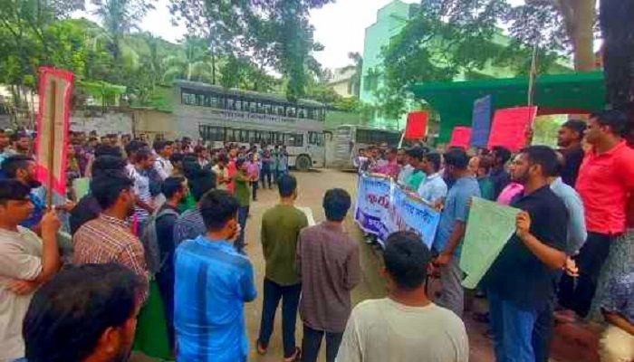 জবি থেকে উপাচার্য নিয়োগের দাবিতে বিক্ষোভ সমাবেশ