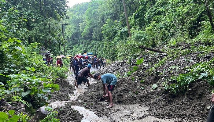 ভারী বর্ষণে খাগড়াছড়িতে পাহাড়  ধসে যান চলাচল বন্ধ 