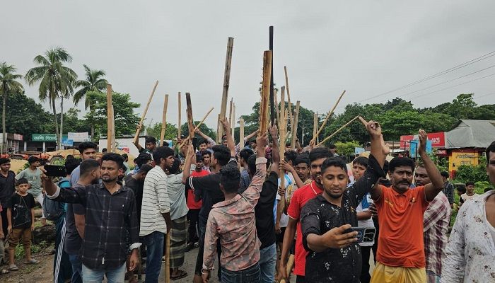 লালমনিরহাটে ইউএনও অফিসে হামলা, সংবাদকর্মীসহ আহত ৩০