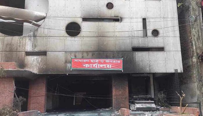 আ.লীগের কেন্দ্রীয় অফিসে ছাত্র-জনতার কার্যালয়ের ব্যানার