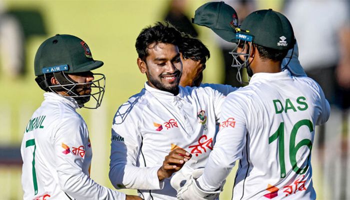 মিরাজের যাদুতে ২৭৪ রানে থামল পাকিস্তান