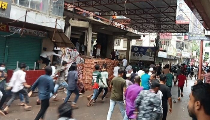 নরসিংদীতে শিক্ষার্থীদের ওপর ছাত্রলীগ-যুবলীগের হামলা