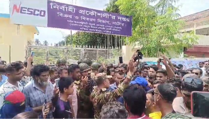 নাটোরে ৭ দফা দাবিতে নেসকো অফিস ঘেরাও
