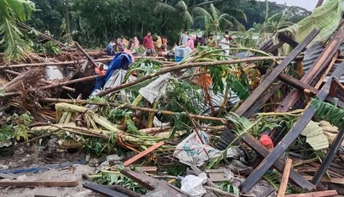 নোয়াখালীতে টর্নেডোয় বসতঘর বিধ্বস্ত