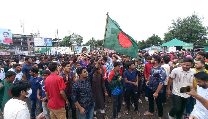পঞ্চগড়ে বৃষ্টি উপেক্ষা করে সড়কে আন্দোলনকারী শিক্ষার্থীরা