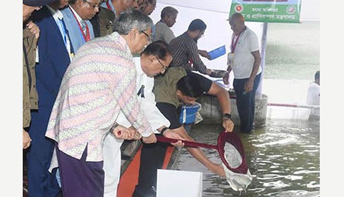 বঙ্গভবনের পুকুরে মাছের পোনা ছাড়লেন রাষ্ট্রপতি