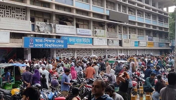 ত্রাণ নিয়ে টিএসসিতে মানুষের ঢল
