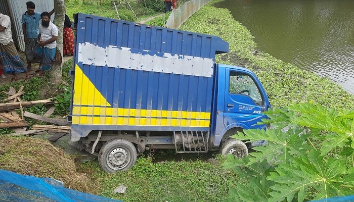 শেরপুরে সড়ক দুর্ঘটনায় নারী নিহত, চালক আটক
