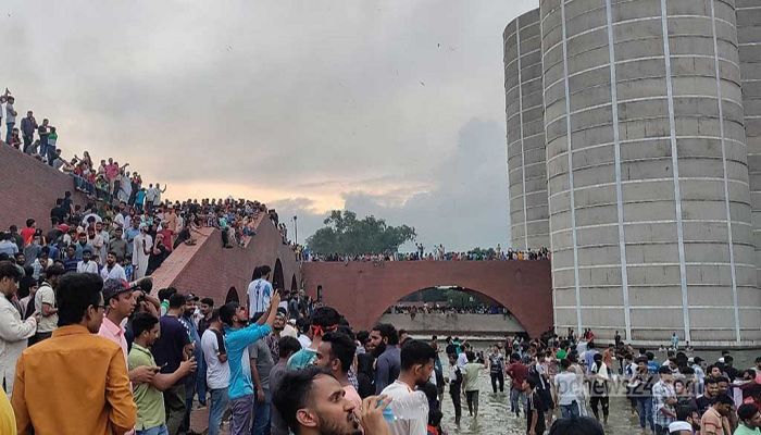 লুট হওয়া অস্ত্র ফিরিয়ে দিলো শিক্ষার্থীরা