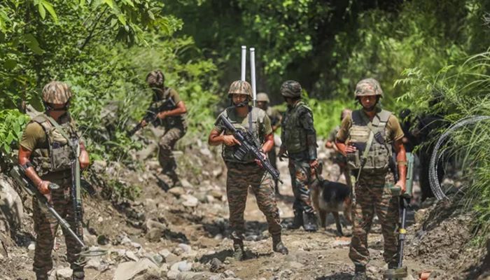 দুই সেনাসদস্যকে পিটিয়ে বান্ধবীকে গণধর্ষণ