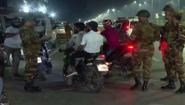 মধ্যরাতে রাজধানীর বিভিন্ন সড়কে সেনা চেকপোস্ট