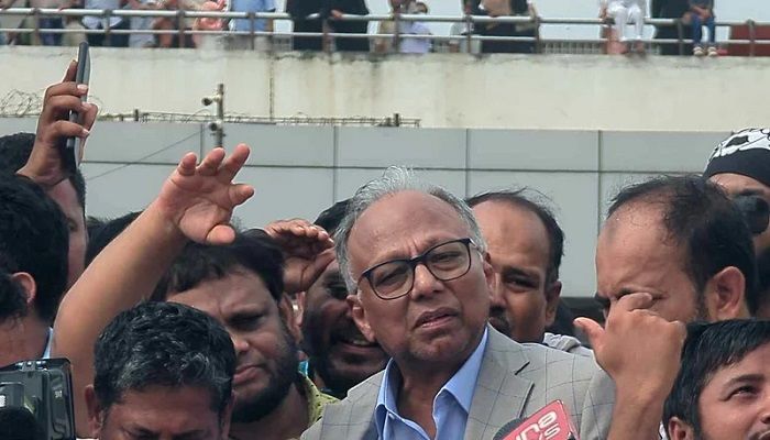 দেশে ফিরেছেন আমার দেশ পত্রিকার সম্পাদক