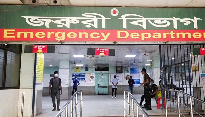 ১০ ঘণ্টা পর ঢামেকে জরুরি সেবা চালু