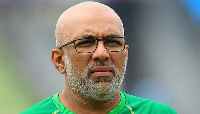 ঢাকায় ফিরলেন প্রধান কোচ হাথুরুসিংহে