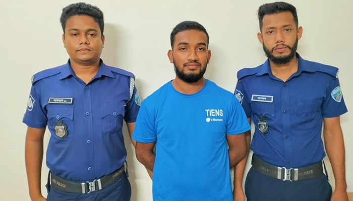 কক্সবাজার সমুদ্রসৈকতে নারীকে হেনস্তাকারী যুবক গ্রেপ্তার 