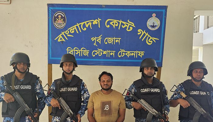 টেকনাফে বিদেশি অস্ত্র ও গোলাবারুদসহ যুবক আটক