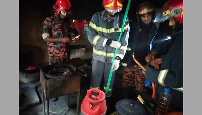 ইবির হলে আগুন, শিক্ষকরা দেরিতে আসায় ক্ষুব্ধ শিক্ষার্থীরা