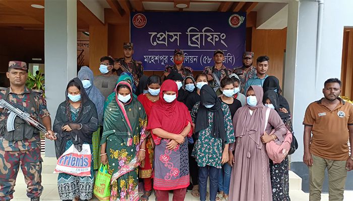 মহেশপুর সীমান্ত থেকে ৩ রোহিঙ্গা নারীসহ ১৭ জন গ্রেপ্তার 