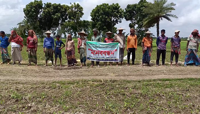 মহেশপুরে দখলকৃত খাল পুনরুদ্ধার ও খননের দাবিতে মানববন্ধন